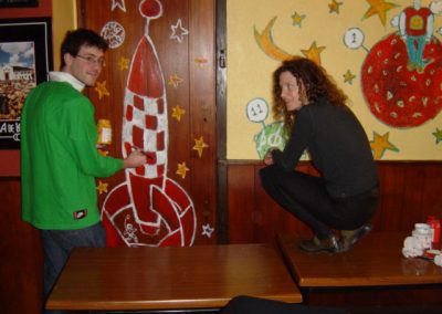 Chloe y Santiago Bordils realizando un mural en el restaurante El Poco Loco en París
