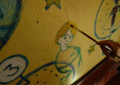 Chloe y Santiago Bordils realizando un mural en el restaurante El Poco Loco en París