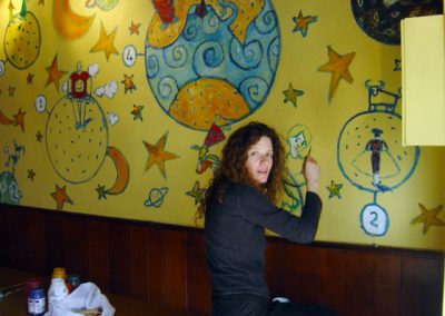 Chloe y Santiago Bordils realizando un mural en el restaurante El Poco Loco en París