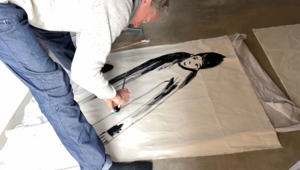 Materiales para dibujar — Chloé Bordils dibujando en el suelo